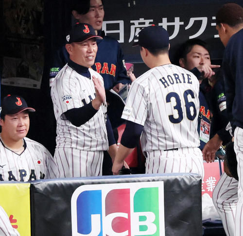 日本対オランダ　4回表に日本2番手で登板した塹江（右）をベンチで出迎える井端監督（撮影・加藤哉）