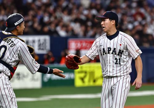 日本対オランダ　日本3番手の橋本（右）は5回を無失点に抑える（撮影・上田博志）