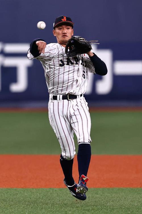日本対オランダ　7回表オランダ1死、矢野はケンプの遊ゴロをさばく（撮影・上田博志）