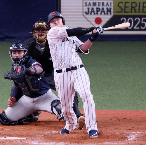 日本対オランダ　8回裏日本無死二塁、細川は左前適時打を放つ（撮影・加藤哉）