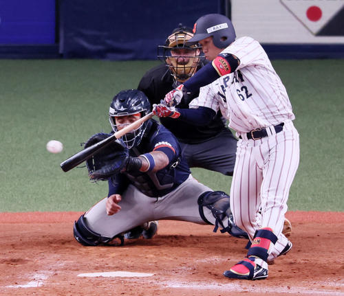 日本対オランダ　８回裏日本１死一塁、海野は右線に適時二塁打を放つ（撮影・加藤哉）