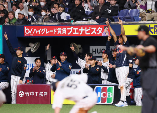 日本対オランダ　8回裏日本1死一塁、海野隆司の適時二塁打に喜ぶ日本ベンチ（撮影・藤尾明華）