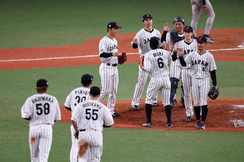 日本対オランダ　オランダに勝利しタッチする日本ナイン（撮影・加藤哉）