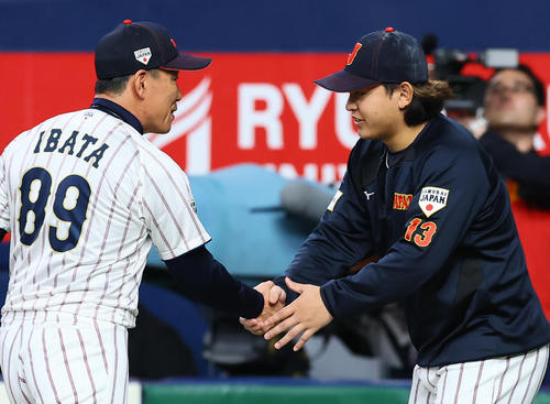 日本対オランダ　井端監督と握手を交わす日本宮城（撮影・藤尾明華）