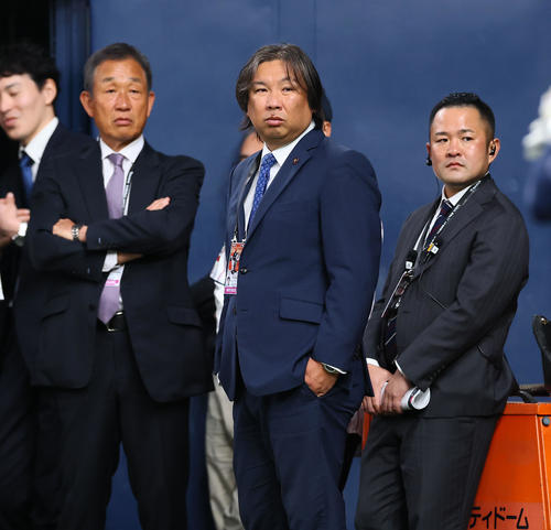 日本対オランダ　練習を見る里崎智也氏（中央）（撮影・藤尾明華）