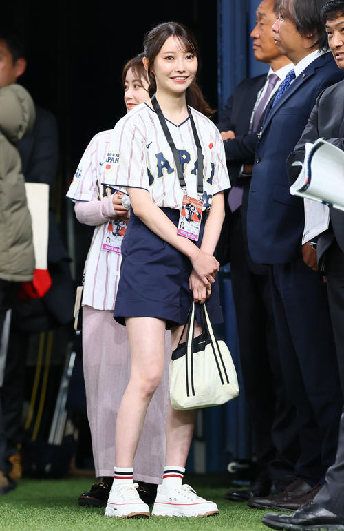 日本対オランダ　練習を見学する乃木坂46の黒見明香（撮影・藤尾明華）