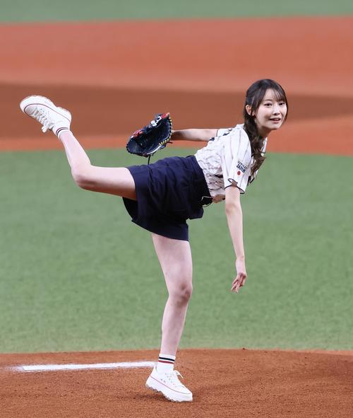 日本対オランダ　始球式を務めた乃木坂46の黒見明香（撮影・藤尾明華）