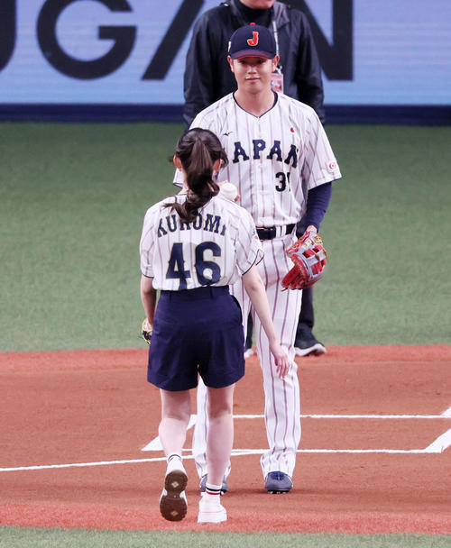 日本対オランダ　始球式に登場した乃木坂46の黒見明香ボールを捕球した太田（撮影・加藤哉）