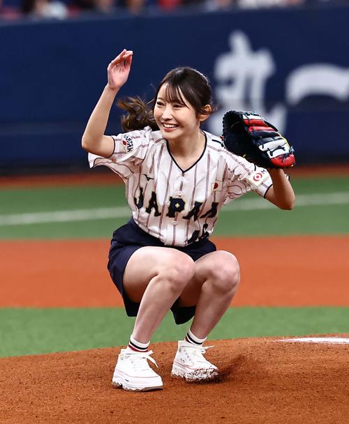 日本対オランダ　始球式を務めた乃木坂46黒見明香（撮影・上田博志）