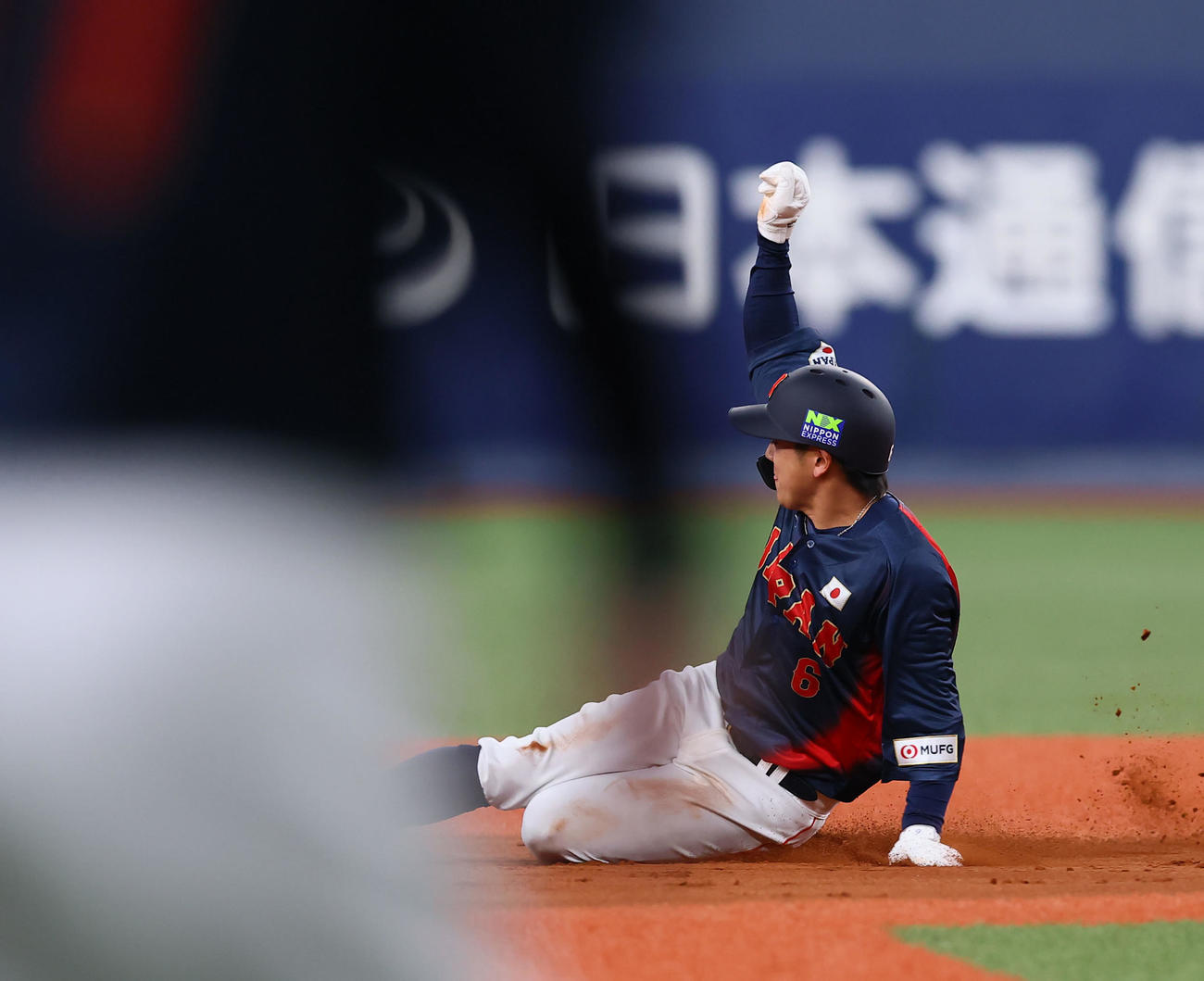 オランダ対日本　5回表日本無死一塁、打者太田のとき二盗を決める森（撮影・藤尾明華）