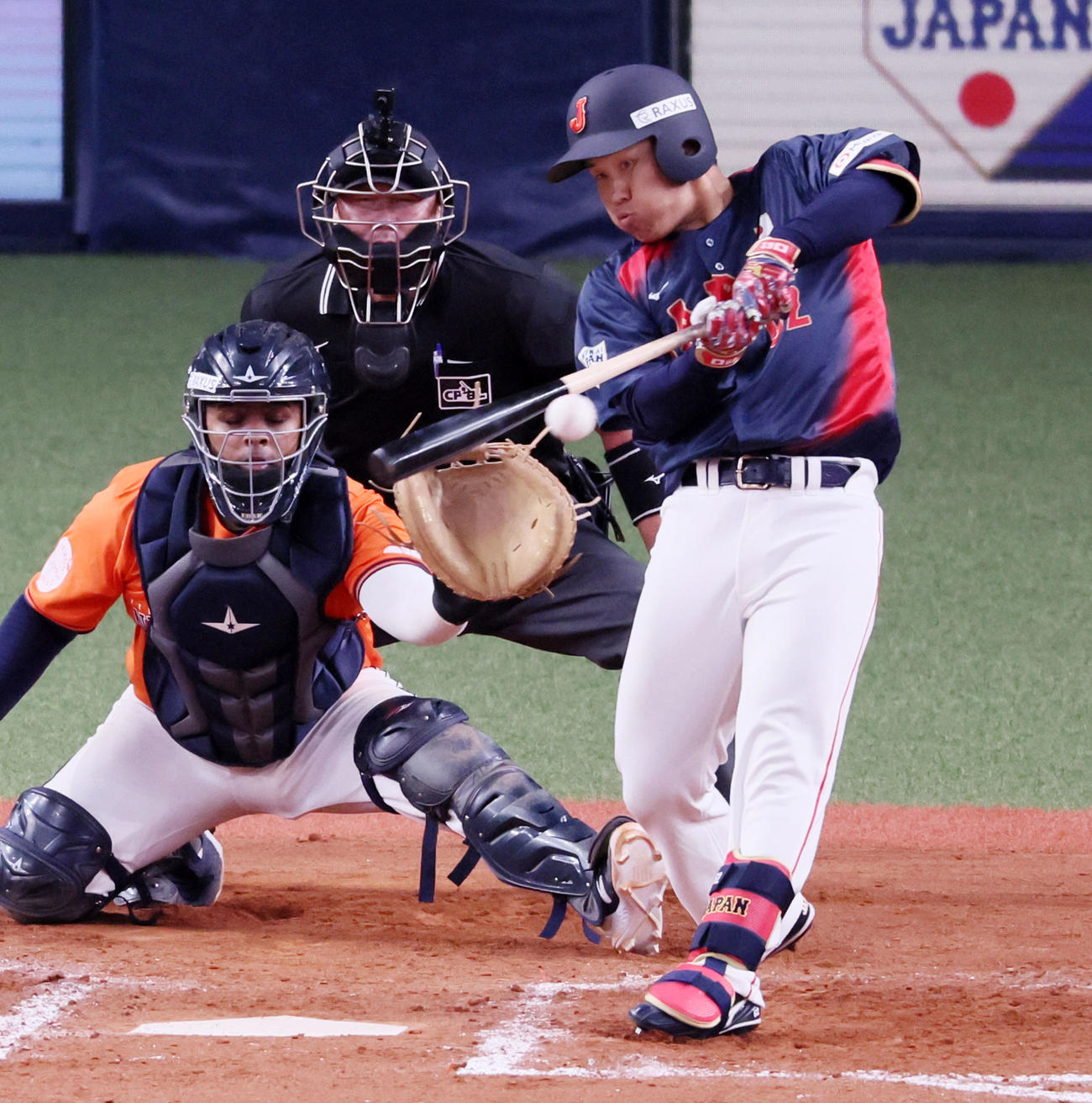 日本対オランダ　8回表日本2死一、二塁、海野は左前適時打を放つ（撮影・加藤哉）