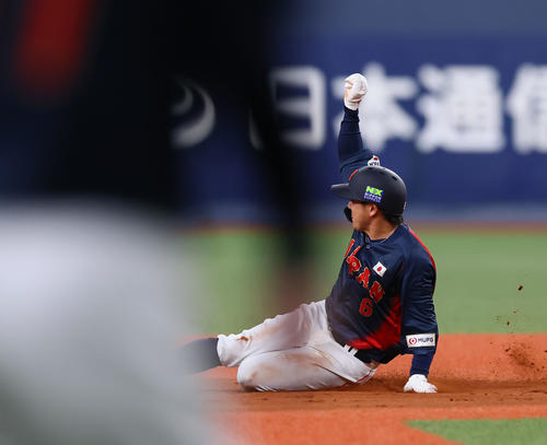 オランダ対日本 5回表日本無死一塁、打者太田のとき二盗を決める森(撮影・藤尾明華)