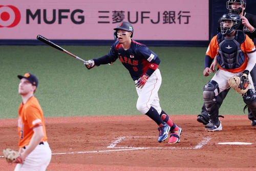 日本対オランダ 5回表日本1死三塁、佐藤輝は右飛を打ち上げ相手の適時失策で三塁まで進む。投手ポステルマンス(撮影・加藤哉)