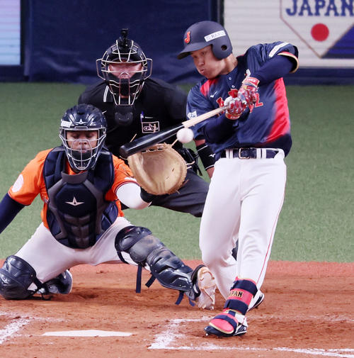 日本対オランダ 8回表日本2死一、二塁、海野は左前適時打を放つ(撮影・加藤哉)