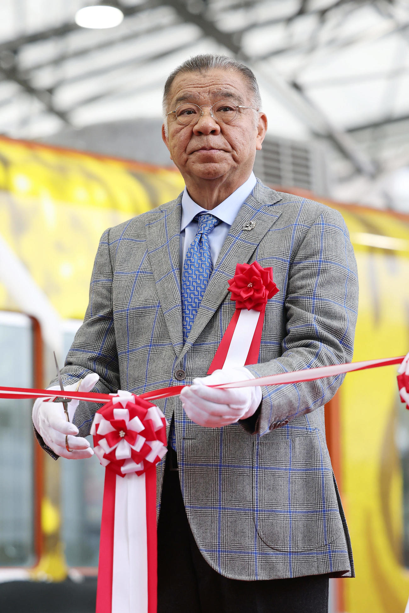「阪神タイガース創設90周年記念　ラッピングトレイン出発式」でテープカットを行う阪神掛布OB会長（撮影・前田充）