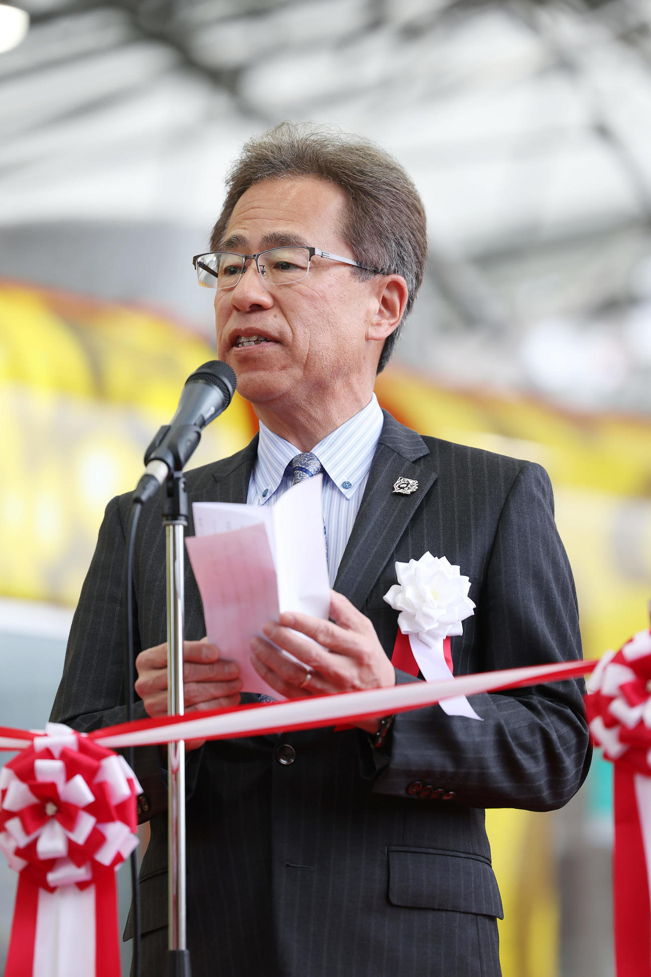 「阪神タイガース創設90周年記念　ラッピングトレイン出発式」であいさつする阪神粟井球団社長（撮影・前田充）