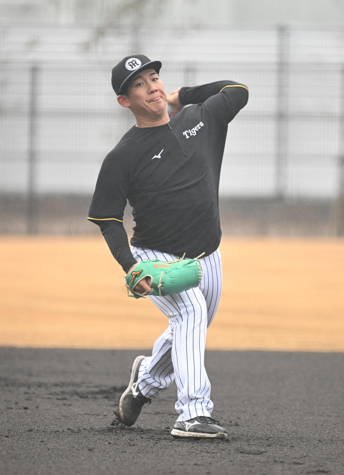 阪神対オリックス　試合前、キャッチボールをする阪神伊原（撮影・和賀正仁）