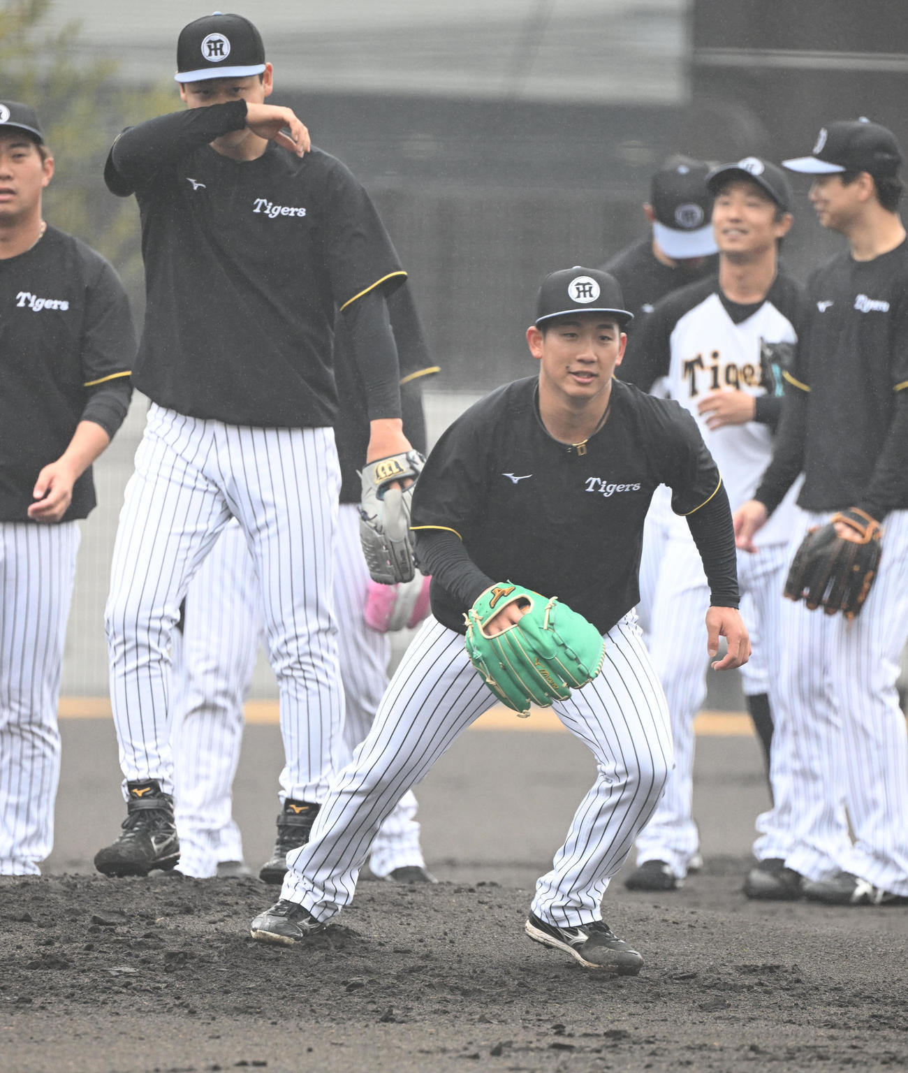 阪神対オリックス　試合前、ノックを受けるる阪神伊原（撮影・和賀正仁）