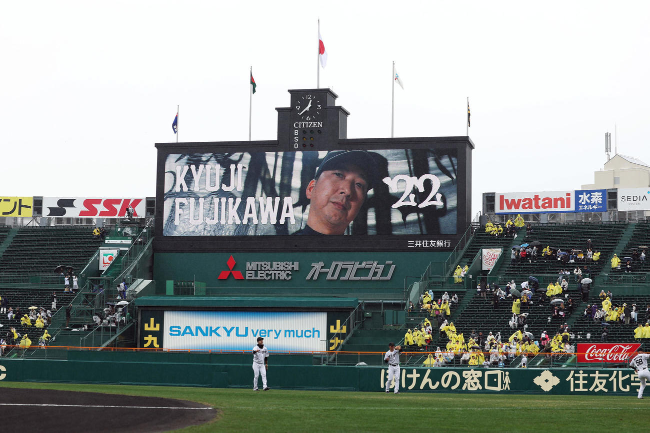阪神対中日　試合前、大型ビジョンで紹介される阪神藤川監督（撮影・前田充）