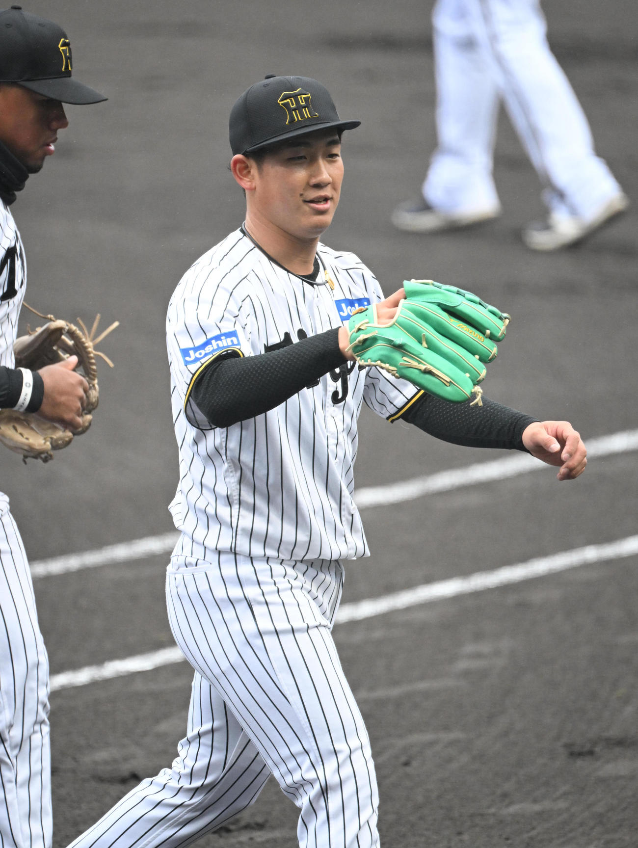 阪神対オリックス　1回表を無失点としベンチに戻る阪神伊原（撮影・和賀正仁）