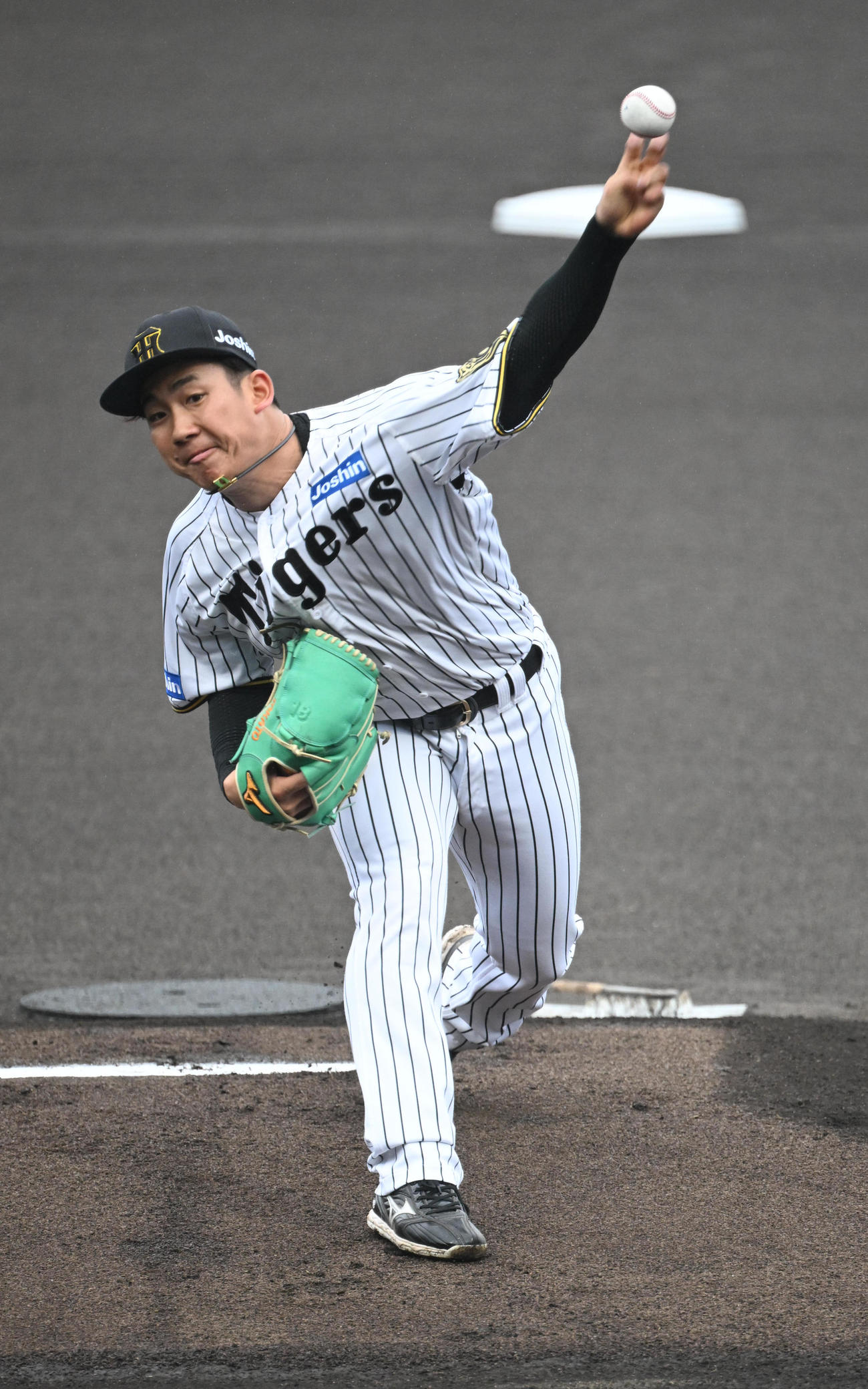 阪神対オリックス　先発する阪神伊原（撮影・和賀正仁）