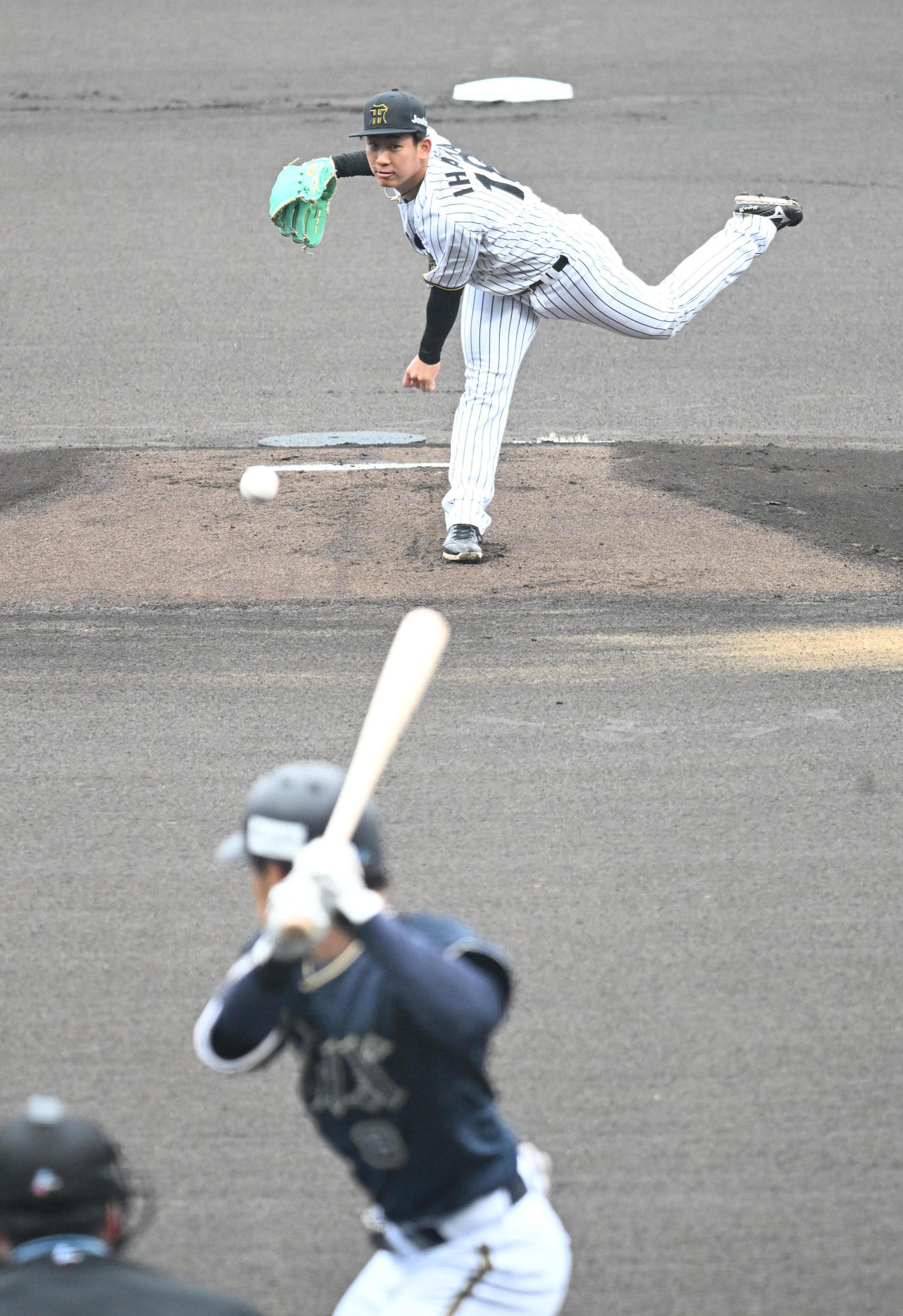 阪神対オリックス　1回表オリックス無死、麦谷を三邪飛に抑える伊原（撮影・和賀正仁）