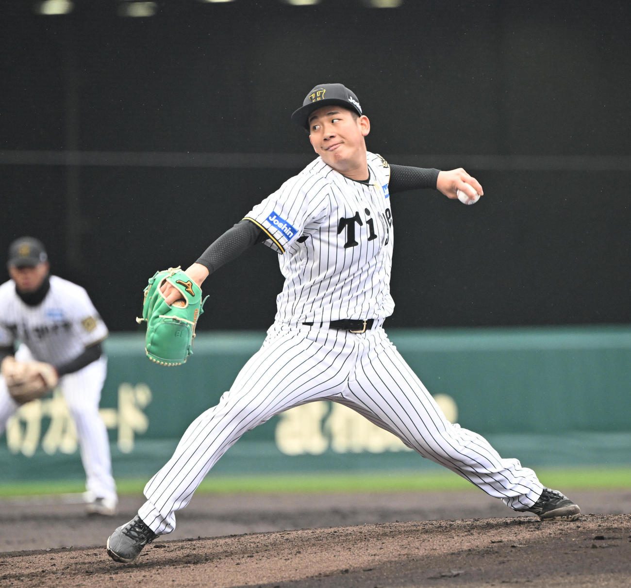 阪神対オリックス　先発する阪神伊原（撮影・和賀正仁）