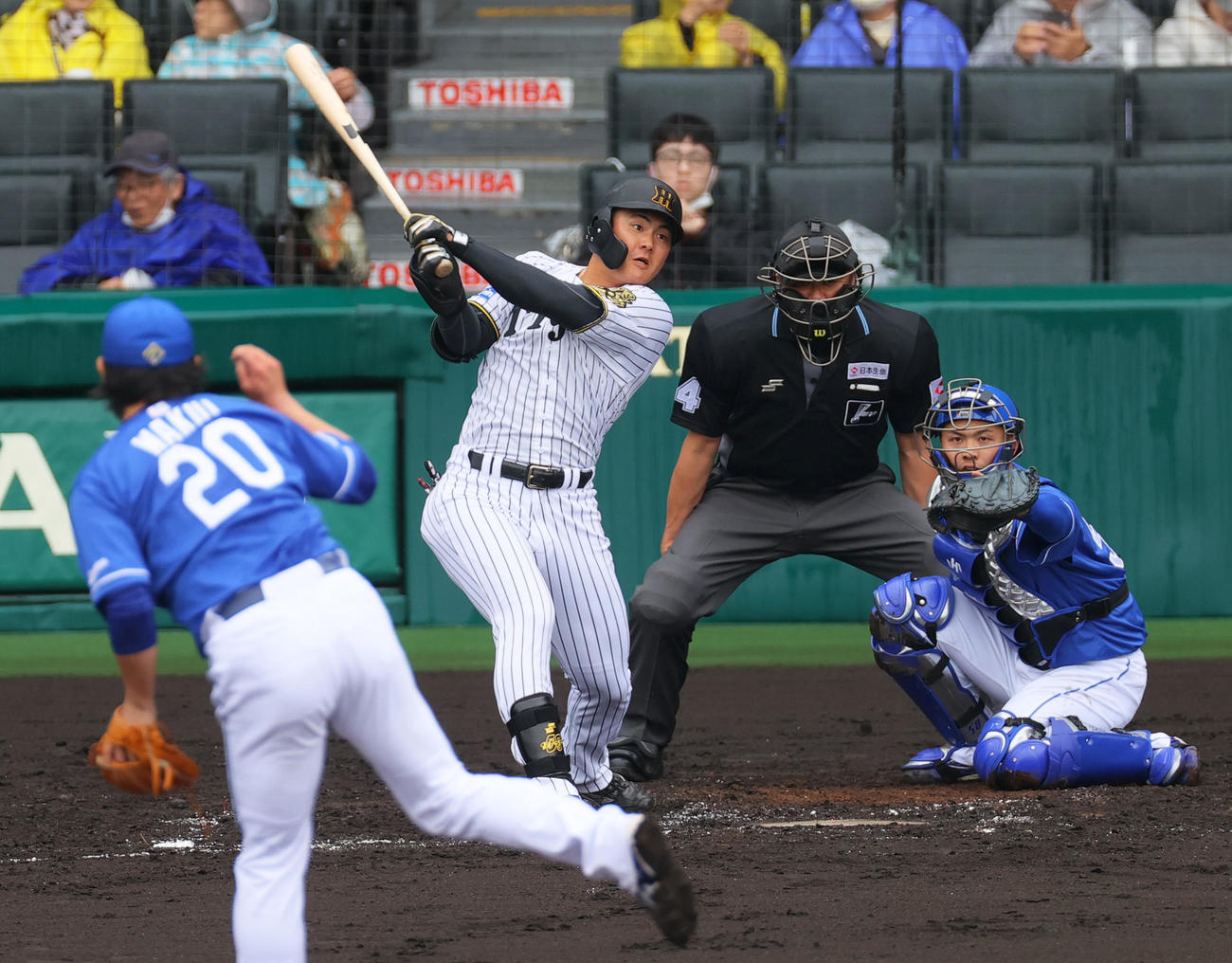 オープン戦・阪神対中日　2回裏阪神無死、前川は左越えソロ本塁打を放つ（撮影・上山淳一）