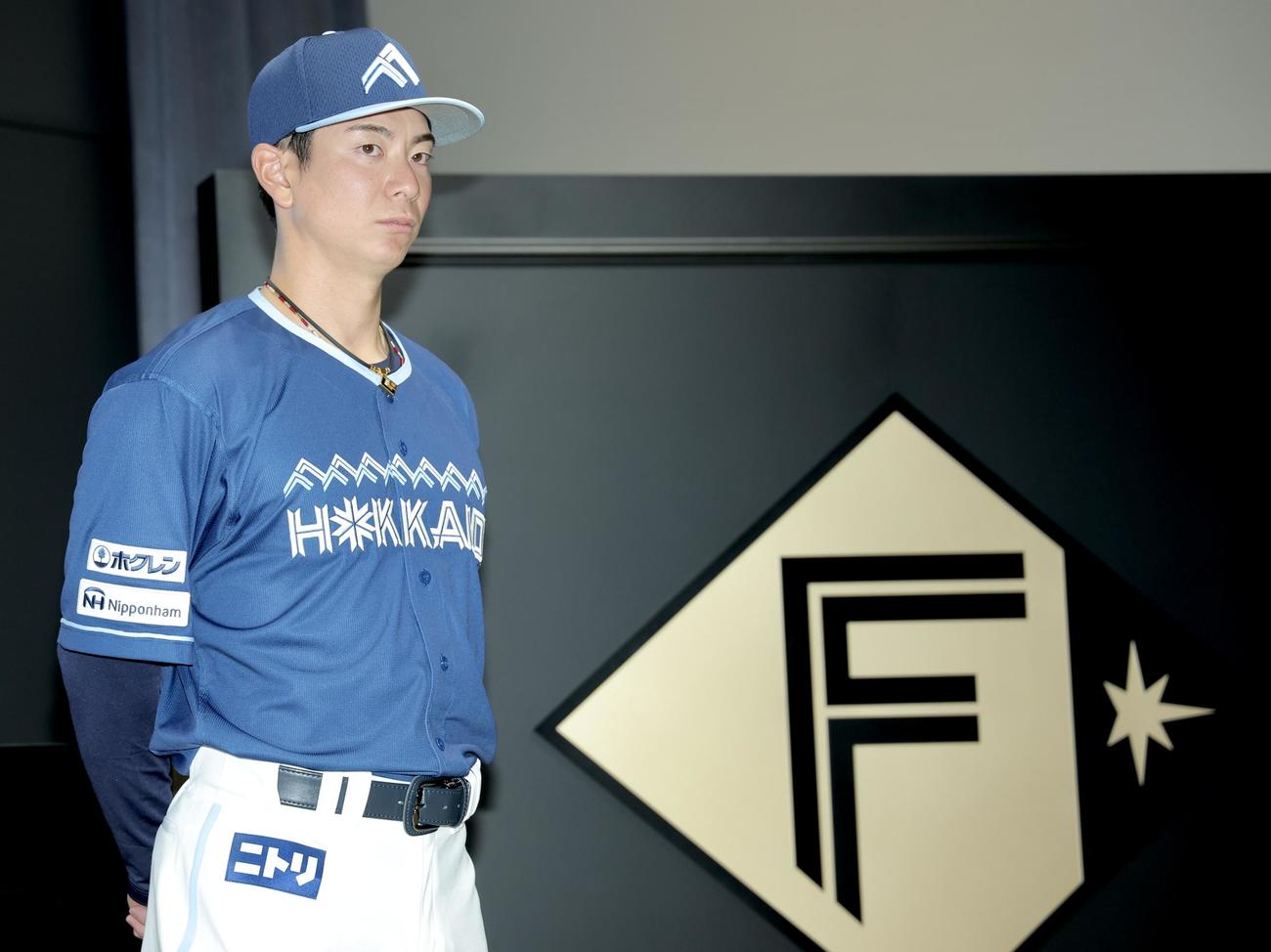 「WE LOVE HOKKAIDO　＆　FIGHTERS」ユニホームを披露する日本ハム松本剛（撮影・河田真司）