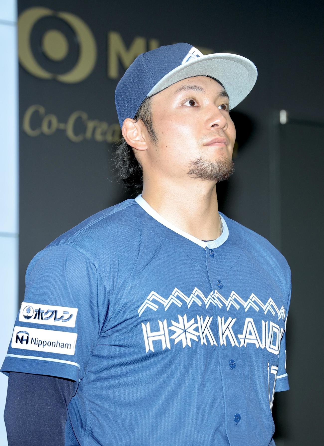 「WE LOVE HOKKAIDO　＆　FIGHTERS」ユニホームを披露する日本ハム伊藤（撮影・河田真司）