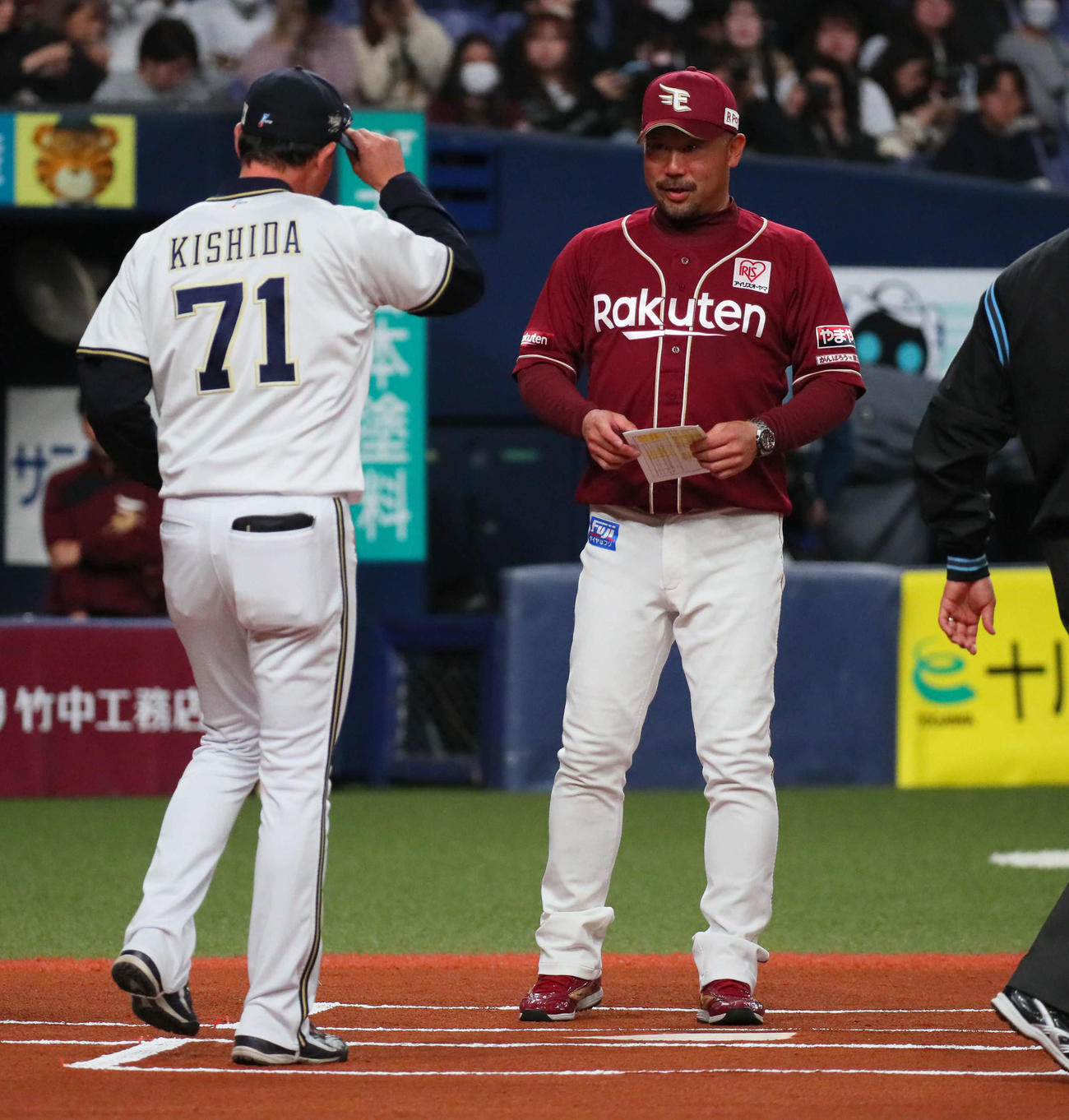 オリックス対楽天　オリックス岸田監督（左）とメンバー最終確認する楽天三木監督（撮影・宮崎幸一）