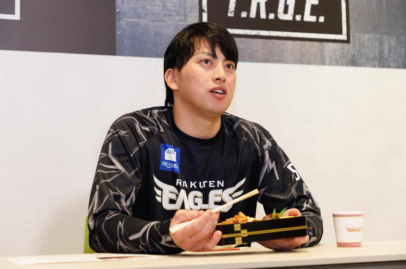 小郷裕哉のとりめし牛たん弁当を試食する楽天小郷（楽天野球団提供）