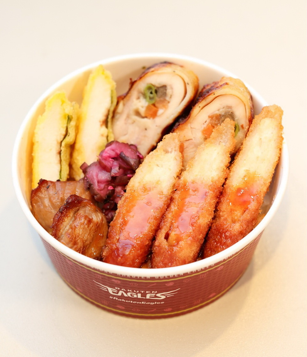 小郷裕哉の鶏好物乗せ丼～小郷家秘伝ソース～（楽天野球団提供）