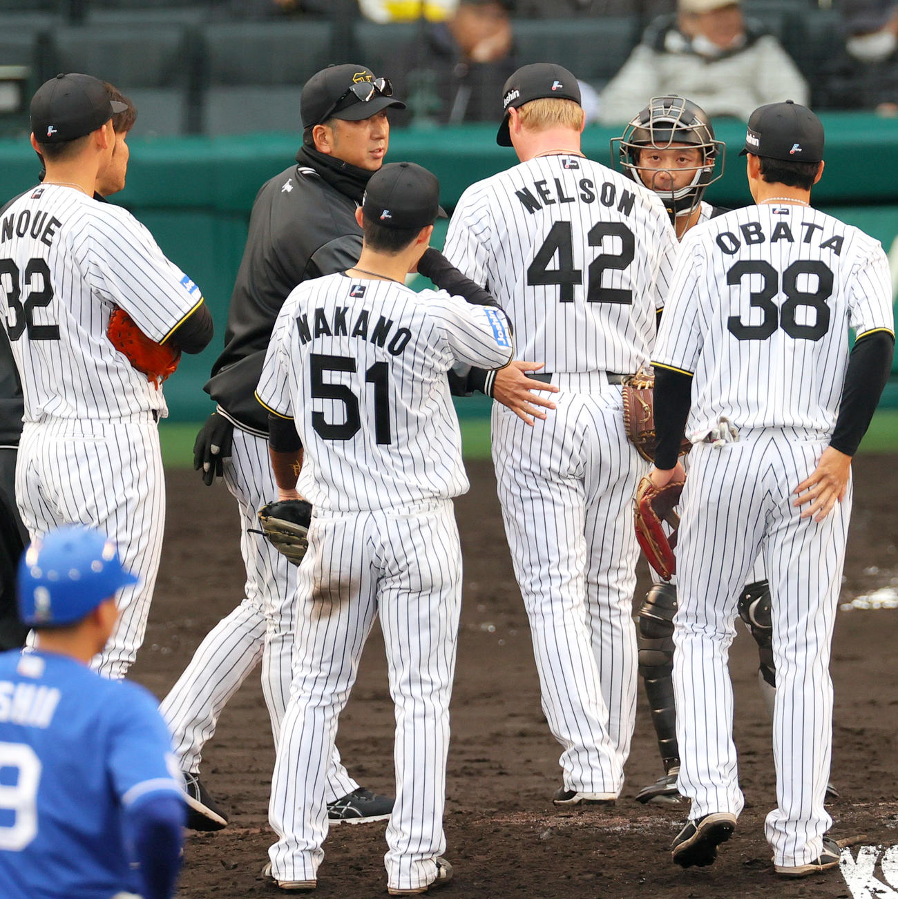 オープン戦・阪神対中日　7回表中日2死満塁、樋口に押し出しの四球を与えたネルソン（右から3人目）に交代を告げる藤川監督（左から3人目）（撮影・上山淳一）