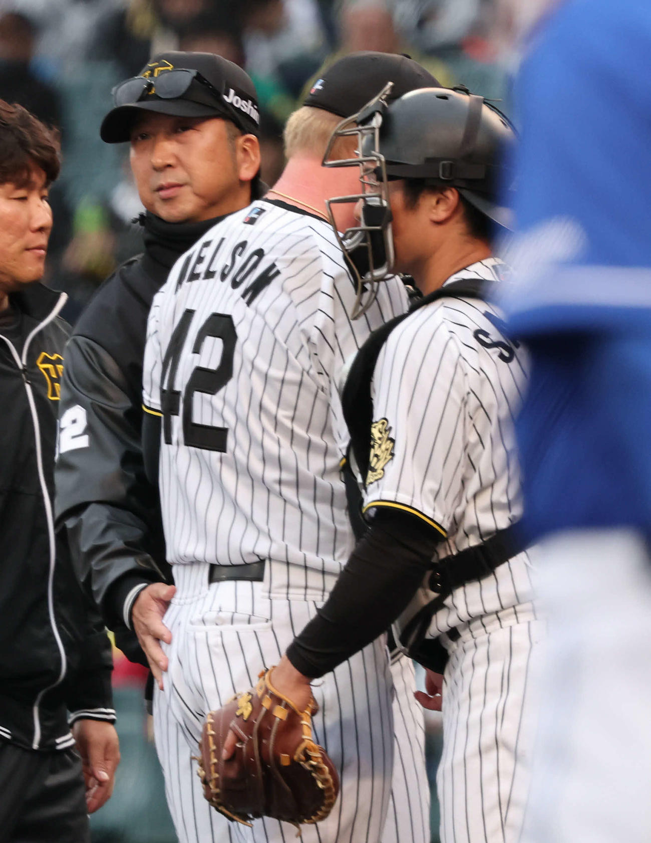 阪神対中日　7回表中日2死満塁、阪神藤川監督はマウンドに行き、押し出し四球のネルソンを交代させる（撮影・西尾就之）