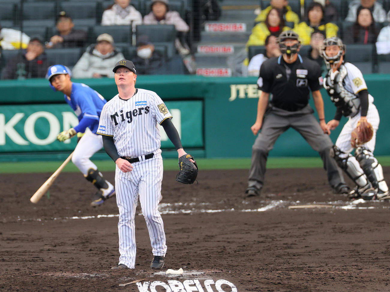 オープン戦・阪神対中日　7回表中日無死一塁、ネルソン（手前）は土田を中飛に仕留める（撮影・上山淳一）