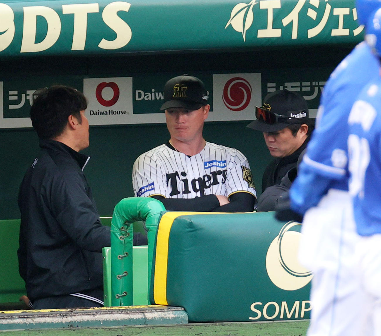 オープン戦・阪神対中日　7回途中でマウンドを降りたネルソン（中央）は安藤投手チーフコーチ（右）の話を聞く（撮影・上山淳一）