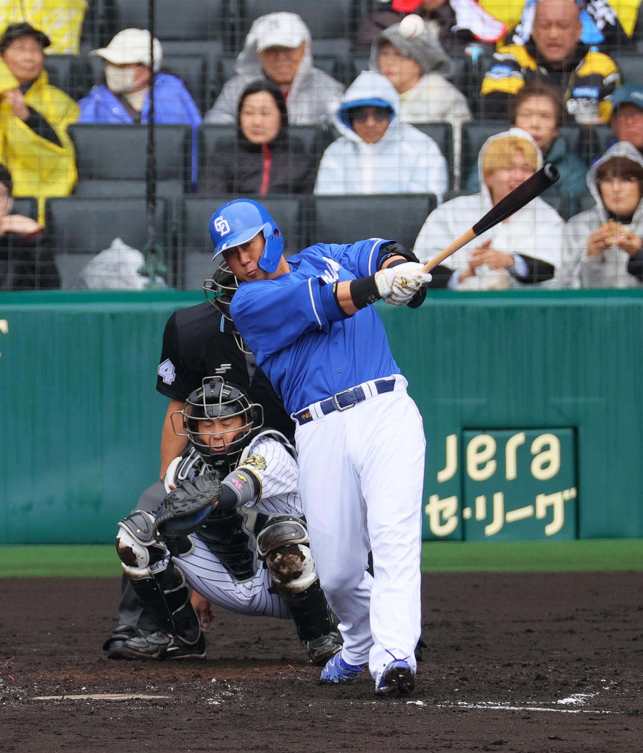オープン戦・阪神対中日　3回表中日1死一塁、中田は中適時二塁打を放つ（撮影・上山淳一）