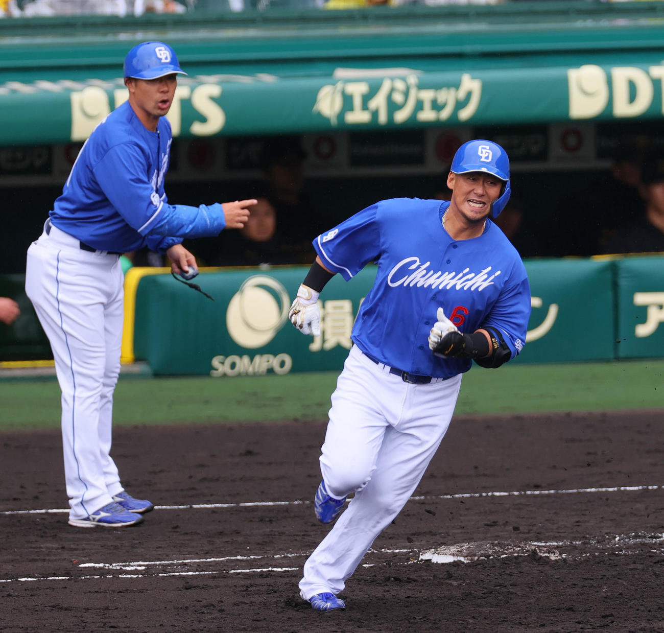 オープン戦・阪神対中日　3回表中日1死一塁、中田（手前）は中適時二塁打を放ち二塁に向かう（撮影・上山淳一）