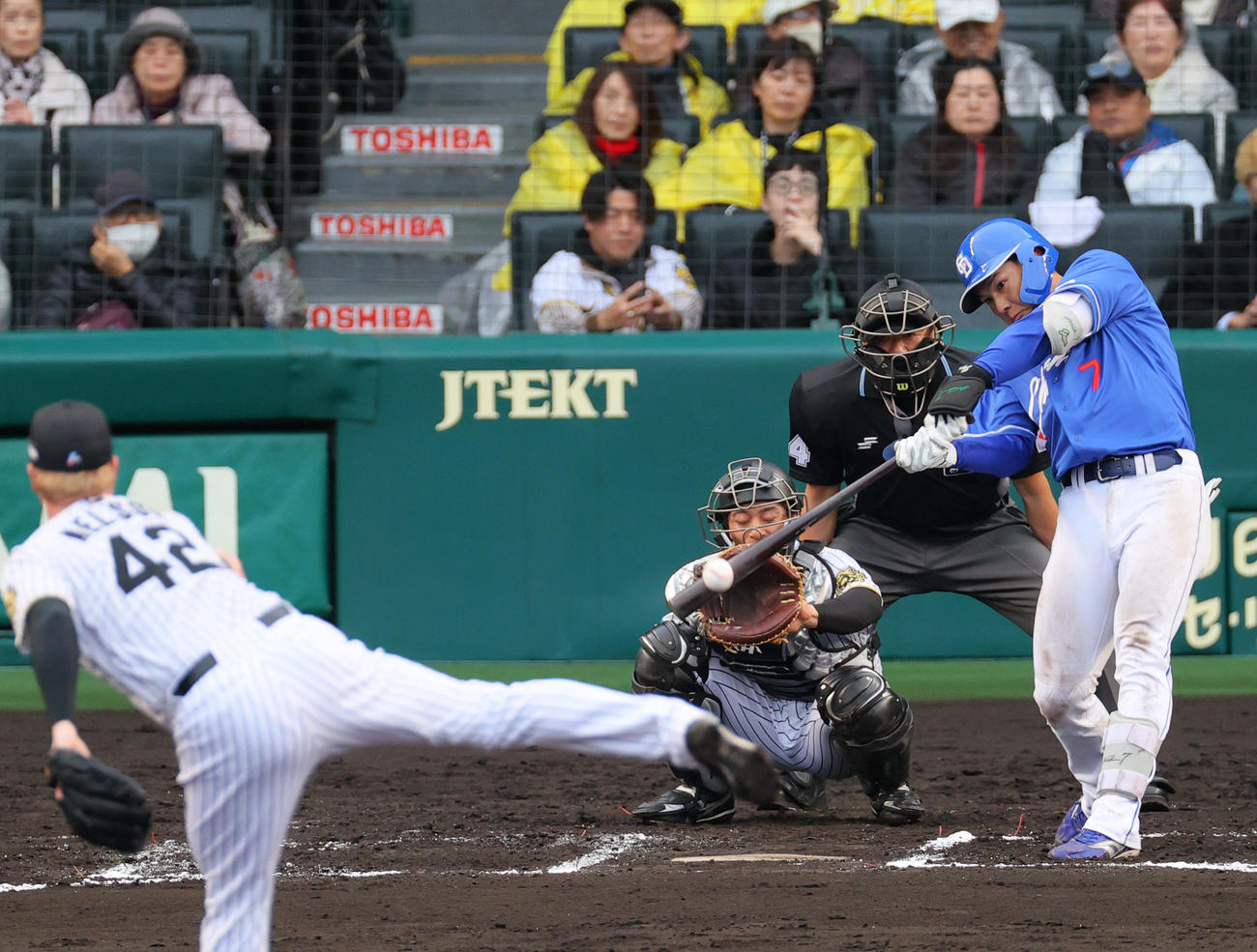 オープン戦・阪神対中日　7回表中日無死、福永は中前打を放つ（撮影・上山淳一）