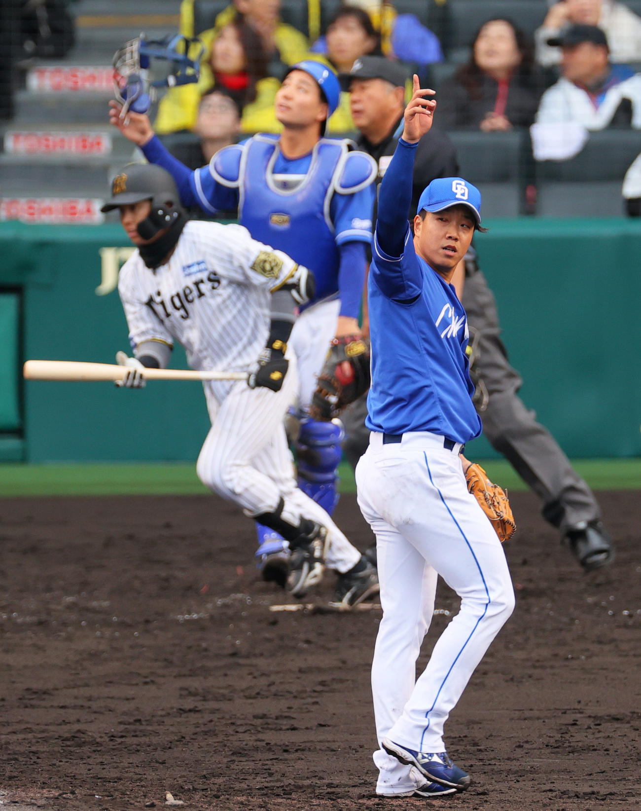 オープン戦・阪神対中日　5回裏阪神2死二塁、柳（手前）は梅野を右飛に仕留める（撮影・上山淳一）