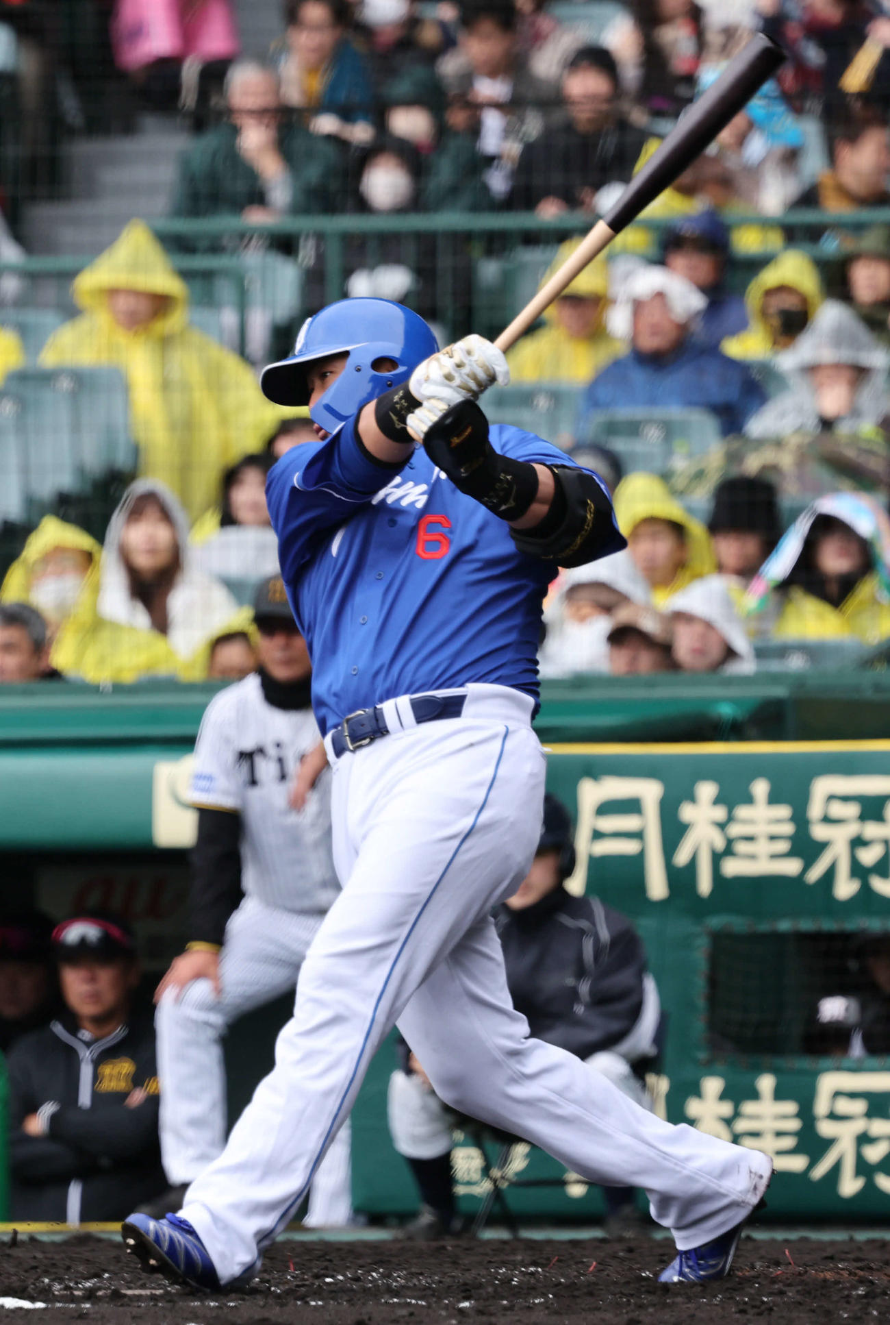 阪神対中日　3回表中日1死一塁、中田は適時中二塁打を放つ（撮影・西尾就之）