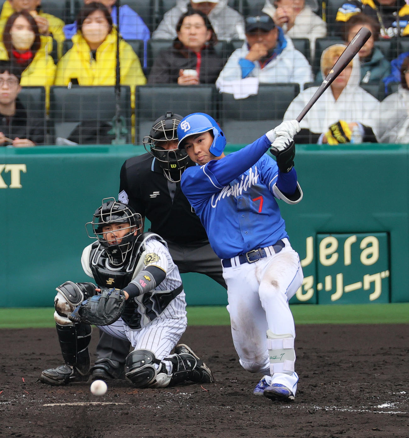 オープン戦・阪神対中日　4回表中日1死二、三塁、福永は中前2点適時打を放つ（撮影・上山淳一）