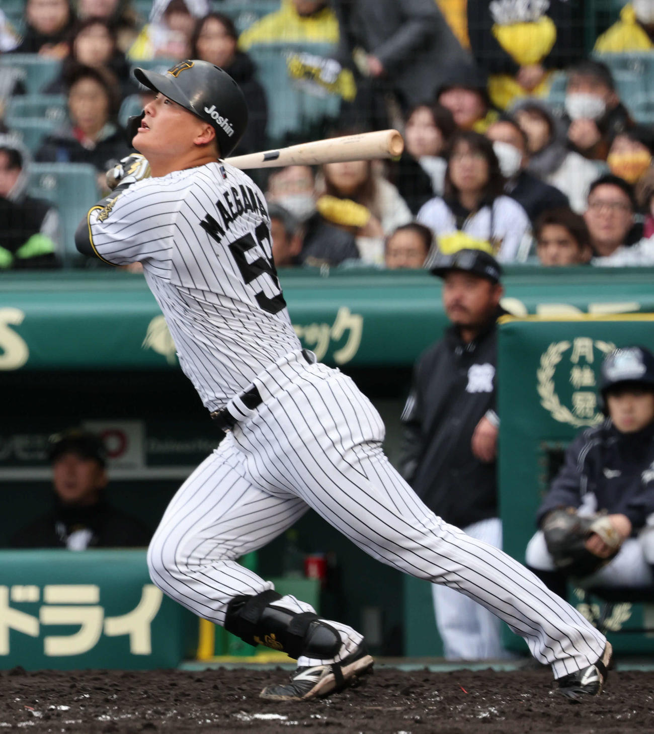 阪神対中日　5回裏阪神無死、前川は中前にこの日3本目の安打となる中前打を放つ（撮影・西尾就之）