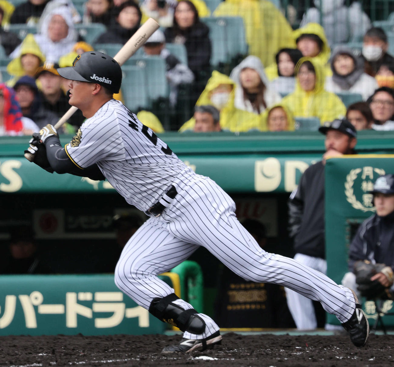 阪神対中日　3回裏阪神2死、前川は右二塁打を放つ（撮影・西尾就之）