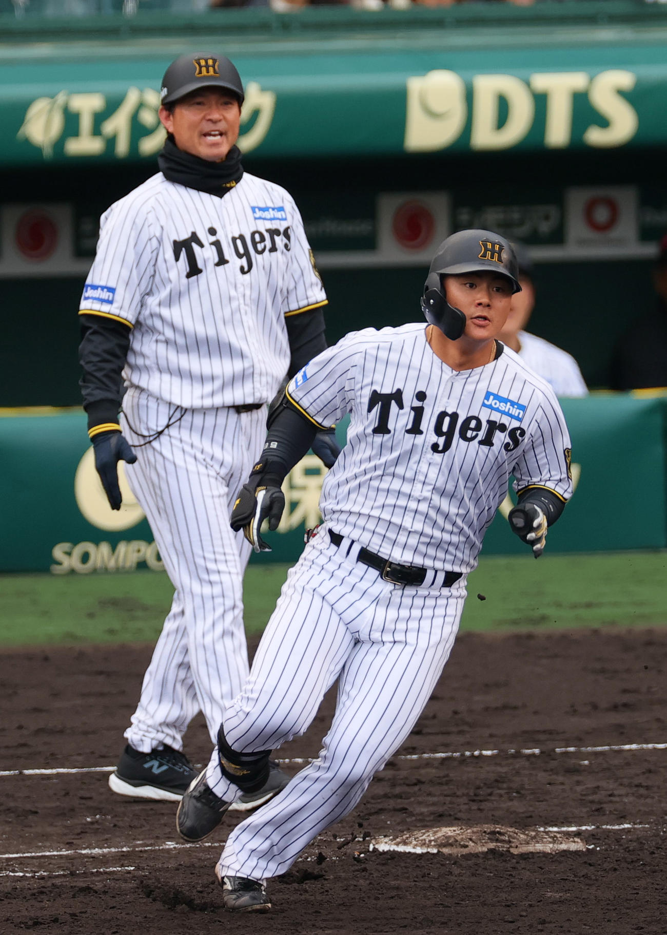 オープン戦・阪神対中日　5回裏阪神無死、前川（手前）は中前打を放つ（撮影・上山淳一）
