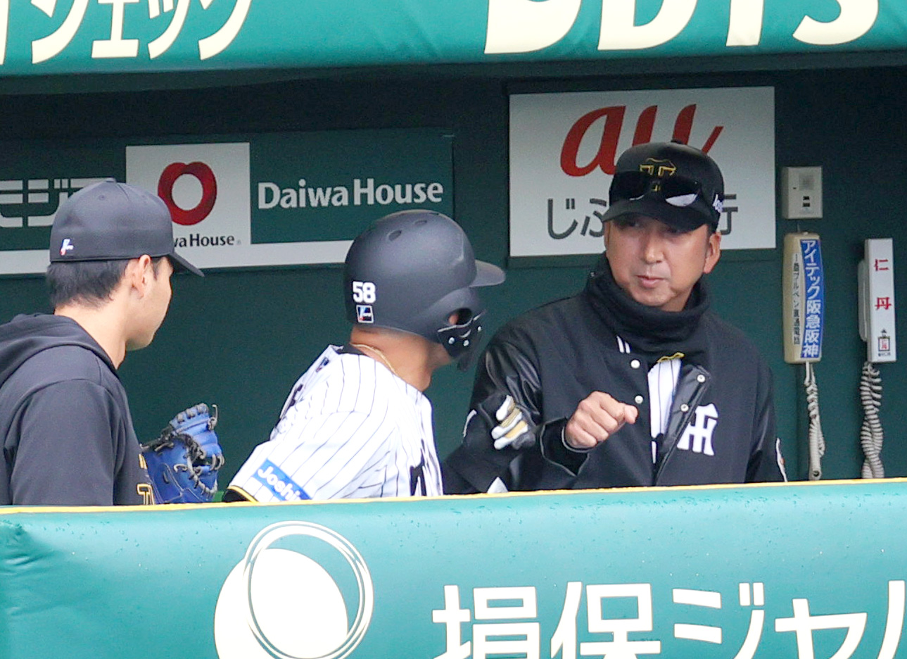 オープン戦・阪神対中日　5回裏阪神無死一塁、藤川監督（右）は中前打を放ち交代した前川をグータッチで迎える（撮影・上山淳一）
