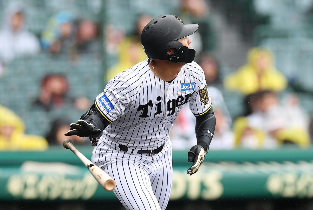 阪神対中日　2回裏阪神無死、左越え本塁打を放つ前川（撮影・前田充）