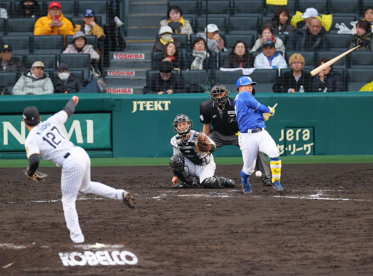 オープン戦・阪神対中日　9回表中日無死、工藤は辻本のバットをへし折り遊ゴロに仕留める（撮影・上山淳一）
