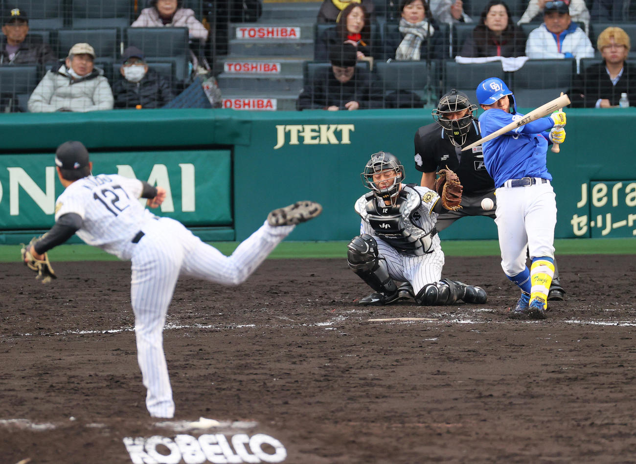 オープン戦・阪神対中日　9回表中日無死、工藤は辻本のバットをへし折り遊ゴロに仕留める（撮影・上山淳一）